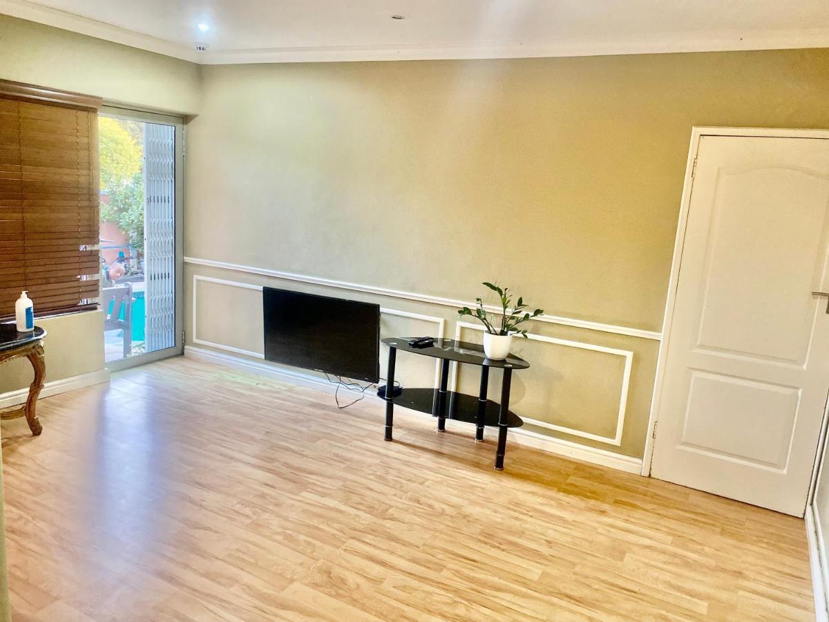 Beautiful Apartment In Century City ケープタウン エクステリア 写真